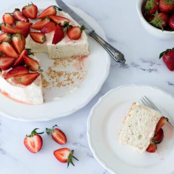 Angel Food Cake mit Creamcheesefrosting und Erdbeeren