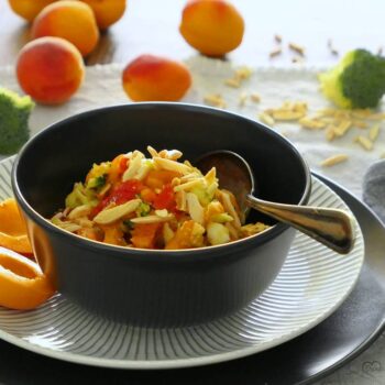 Brokkolisalat mit Aprikosen und gerösteten Mandeln