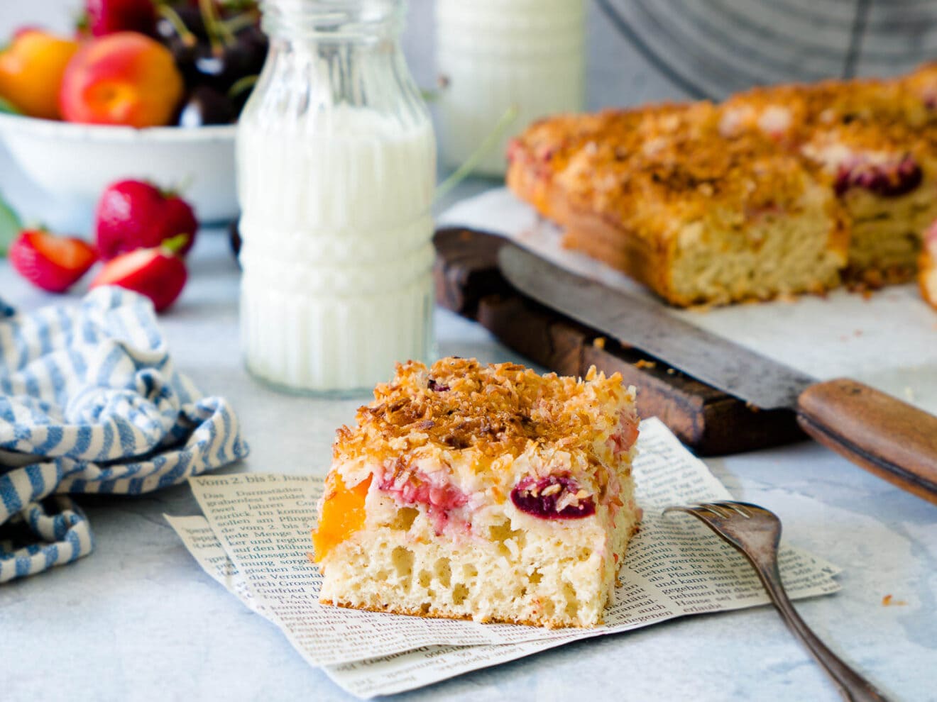 Dinkel Buttermilchkuchen mit Kokos und Sommerfrüchten - Dinkelliebe