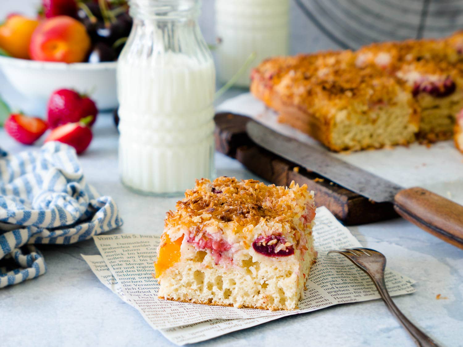 Dinkel Buttermilchkuchen mit Kokos und Sommerfrüchten