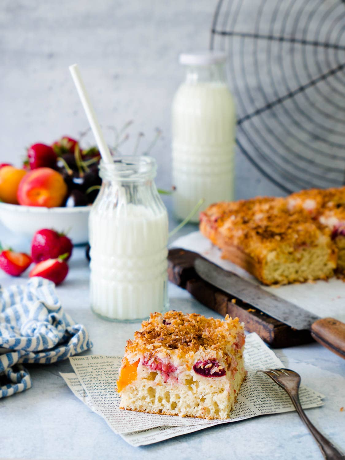 Dinkel Buttermilchkuchen mit Kokos und Sommerfrüchten - Dinkelliebe