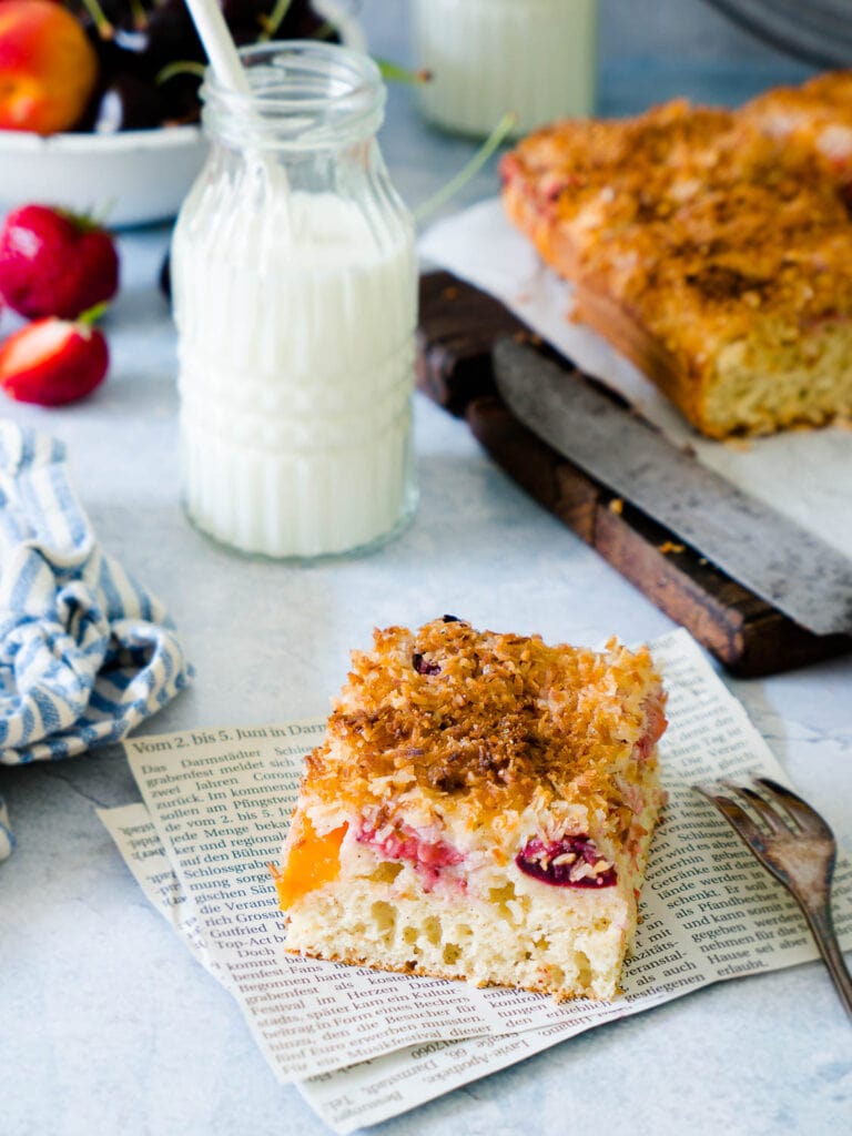 Dinkel Buttermilchkuchen mit Kokos und Sommerfrüchten