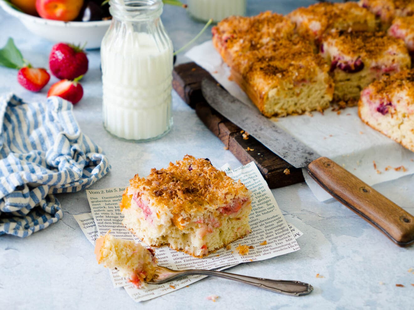 Dinkel Buttermilchkuchen mit Kokos und Sommerfrüchten - Dinkelliebe