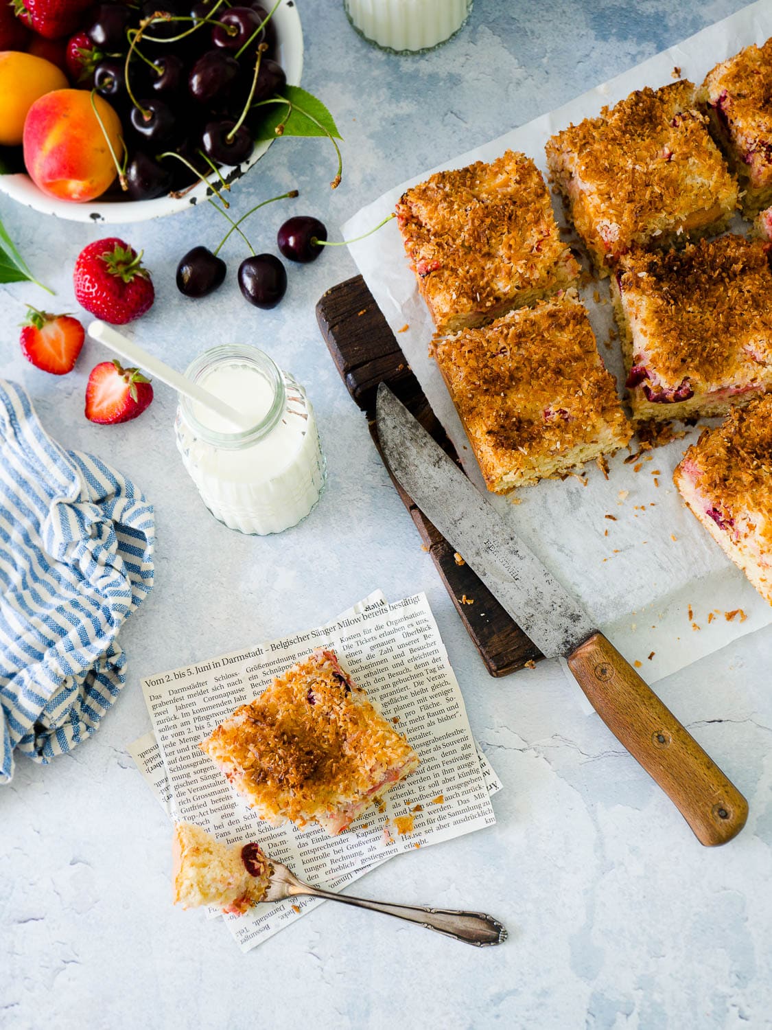 Dinkel Buttermilchkuchen mit Kokos und Sommerfrüchten - Dinkelliebe