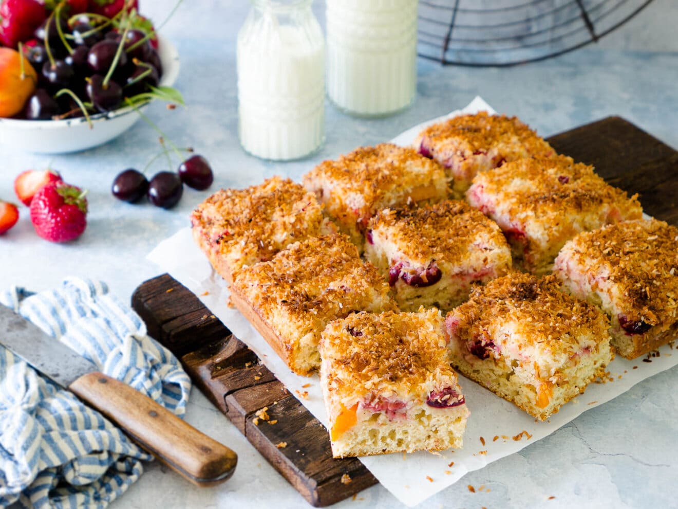 Dinkel Buttermilchkuchen mit Kokos und Sommerfrüchten - Dinkelliebe