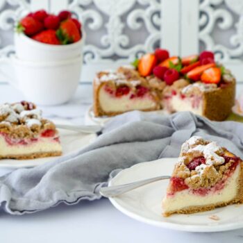 Dinkel Erdbeer-Himbeer-Käsekuchen mit Streuseln