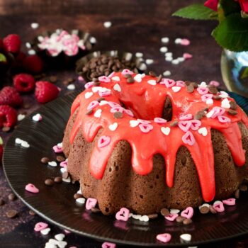 Dinkel-Schokoladenhupf mit Himbeer-Cheesecakefuüllung und Himbeerglasur