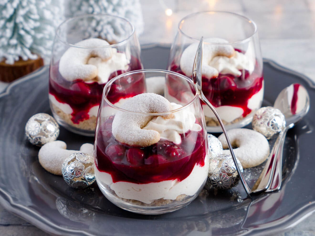 Dinkel Vanillekipferl-Dessert mit Kirschkompott - Dinkelliebe