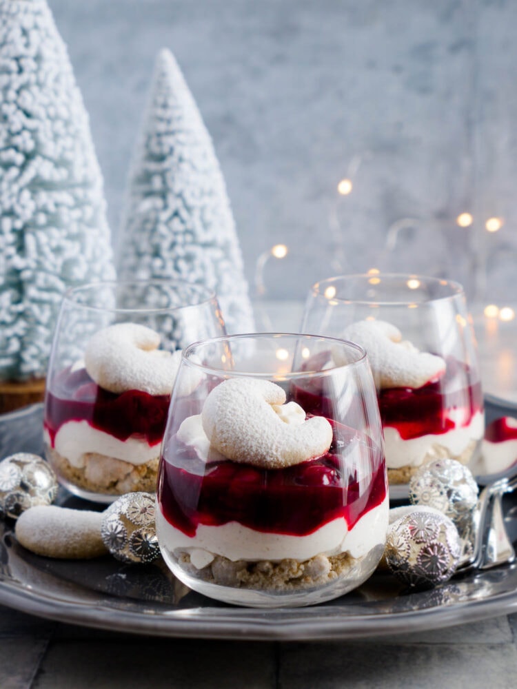 Dinkel Vanillekipferl-Dessert mit Kirschkompott - Dinkelliebe