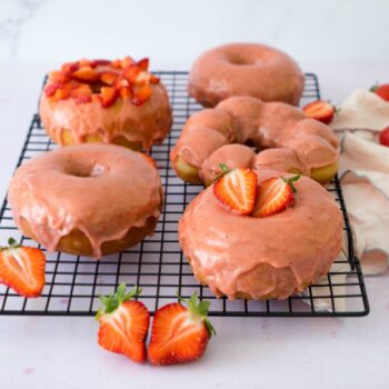 Doughnuts mit Erdbeerglasur