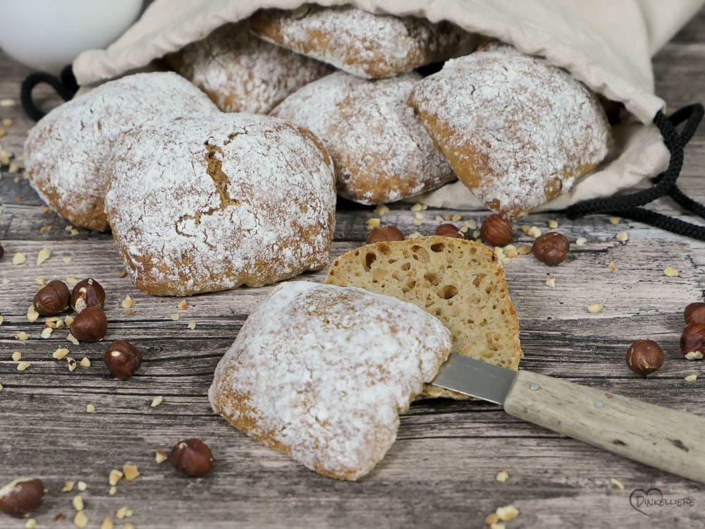 Easy Peasy Dinkel Haselnussbrötchen