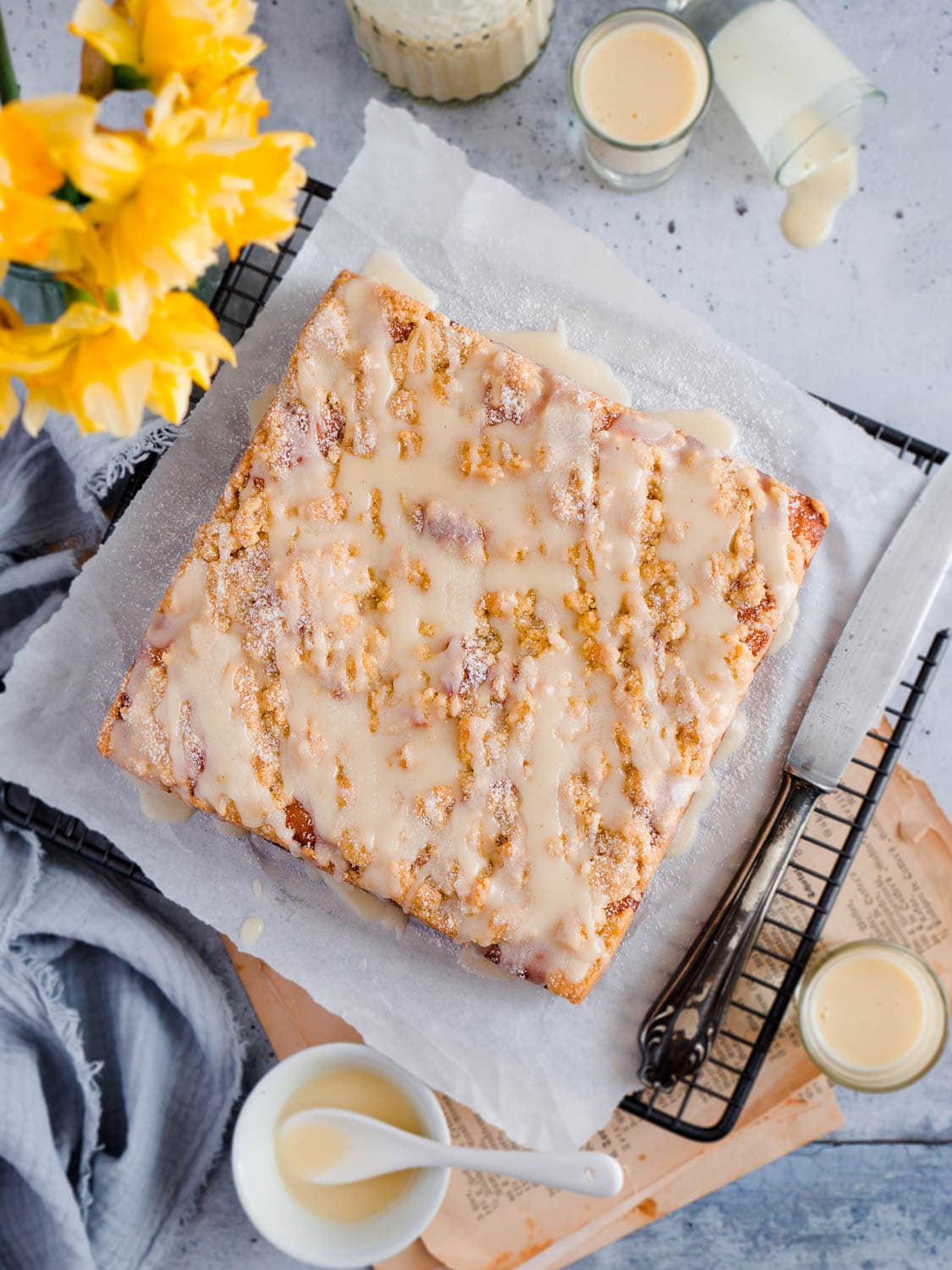 Omas klassischer Eierlikörkuchen neu interpretiert: mit knusprigen ...