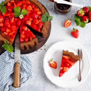 Einfache Dinkel-Schoko-Erdbeertorte Teigbearbeitung