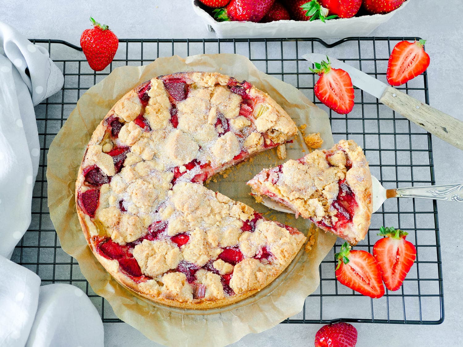 Einfacher veganer Rhabarber-Erdbeer-Streuselkuchen aus Dinkelmehl