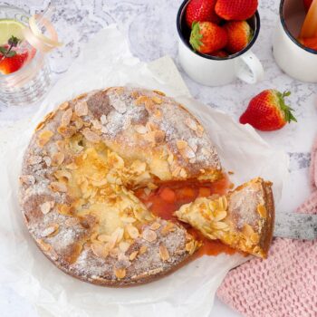 Gefüllter Dinkel-Butterkuchen mit Rhabarber-Erdbeer-Füllung