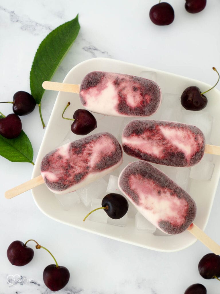 Joghurt Popsicles mit Fruchtswirl