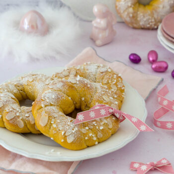 Kleine Karotten-Hefekränze mit Orangenmarzipan-Füllung