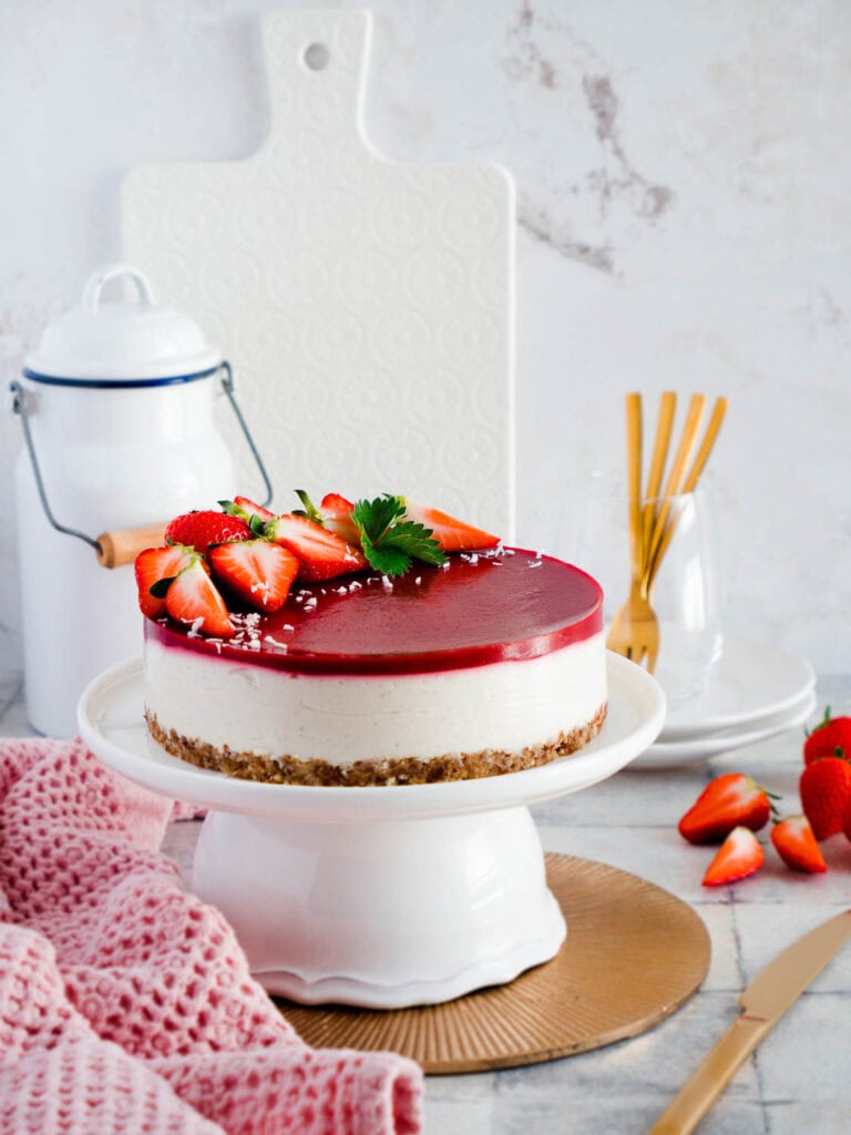 Einfaches Rezept für veganen Erdbeer-Cheesecake ohne backen