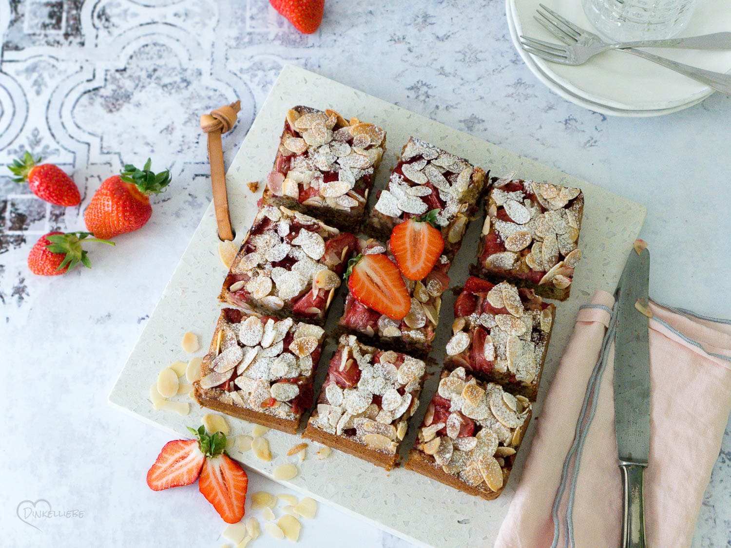 Mandel-Blondies mit gebräunter Butter und Erdbeeren - Dinkelliebe