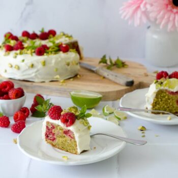 Pistazienkuchen mit Himbeeren und Limetten-Creamcheesefrosting