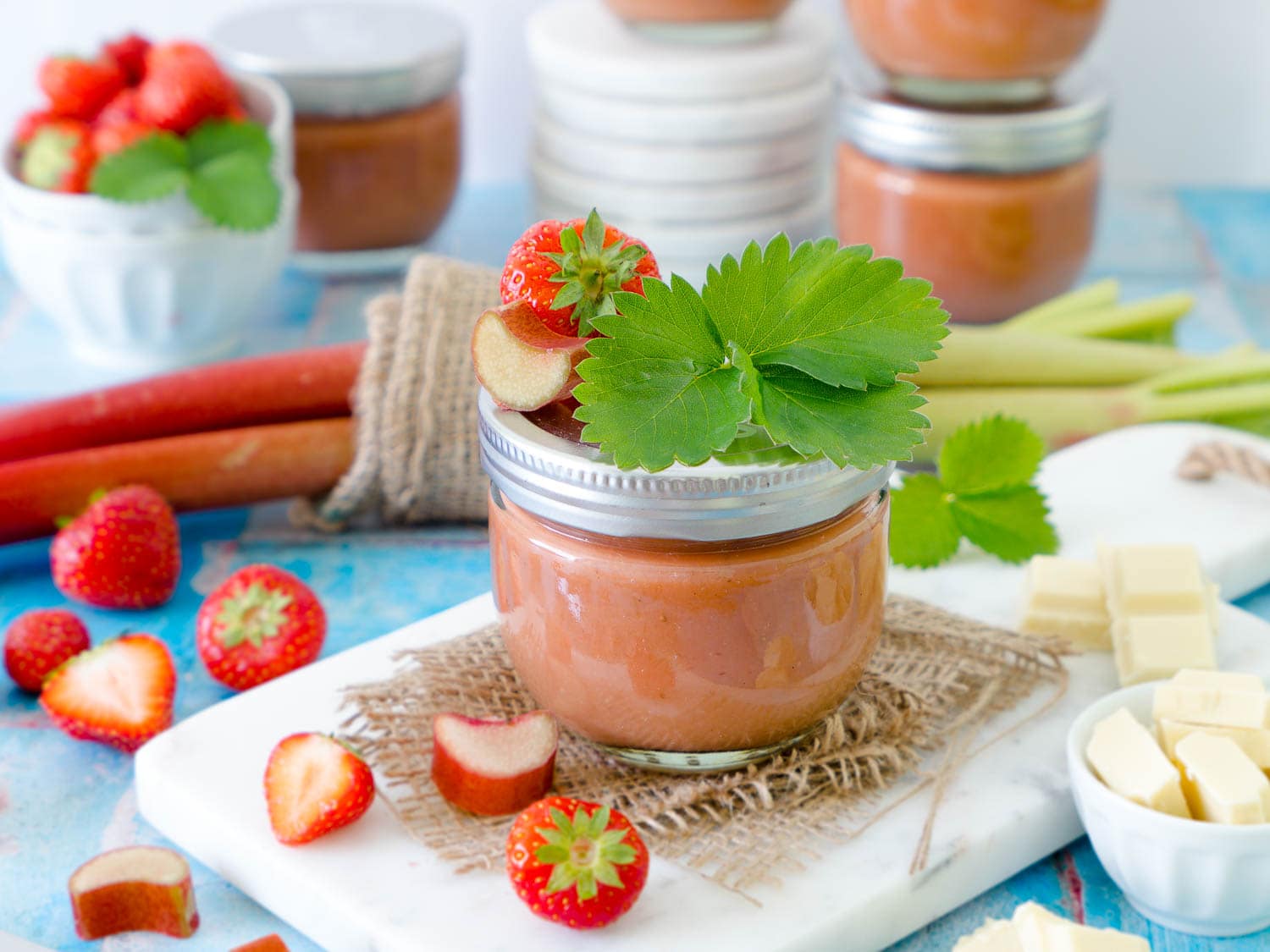 Rhabarber-Erdbeer-Marmelade mit veganer weißer Schokolade - Dinkelliebe