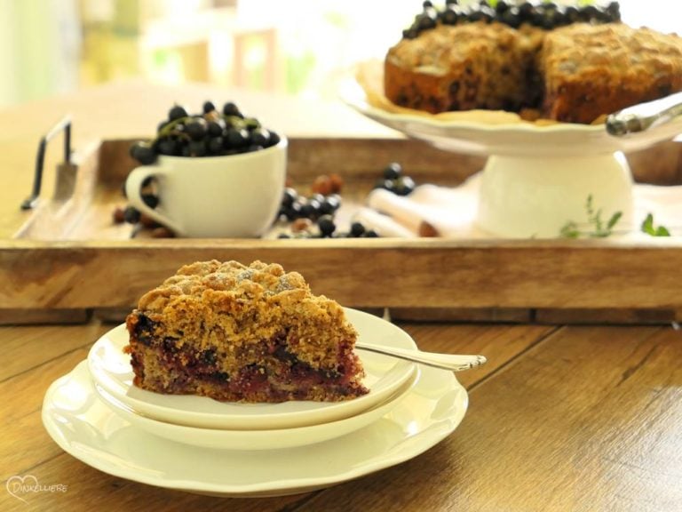 Rustikaler Johannisbeer-Haselnuss-Streuselkuchen - Dinkelliebe