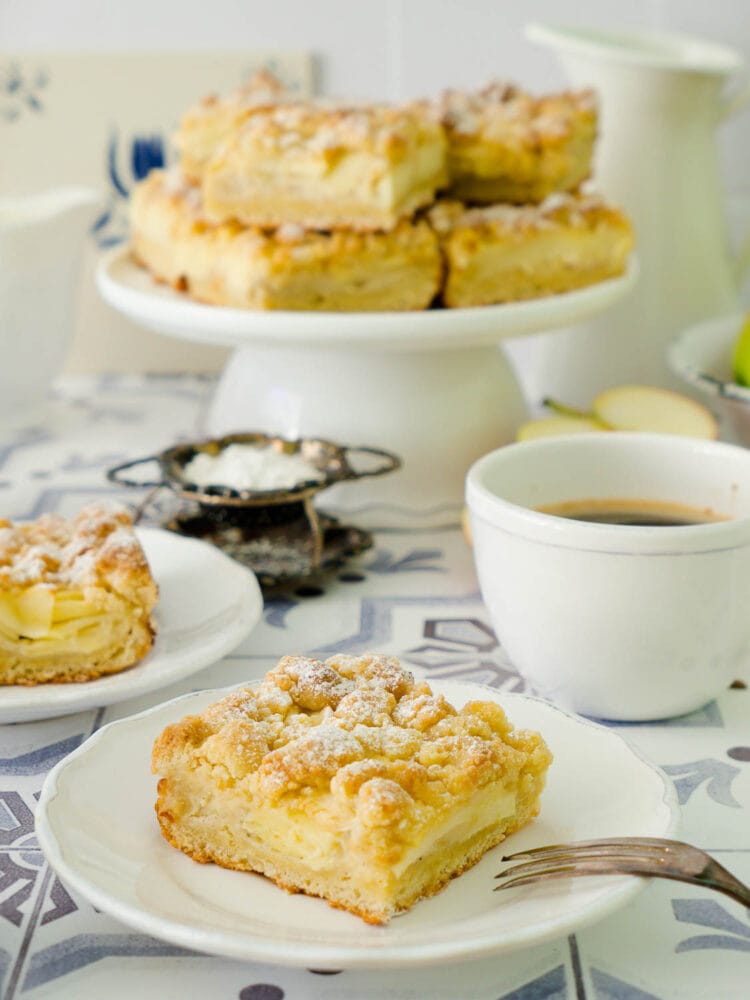 Saftiger Dinkel Apfel-Streuselkuchen vom Blech - Dinkelliebe