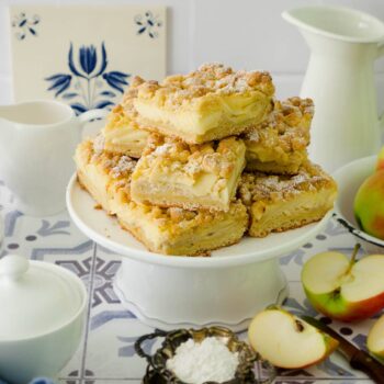 Saftiger Dinkel Apfel-Streuselkuchen vom Blech