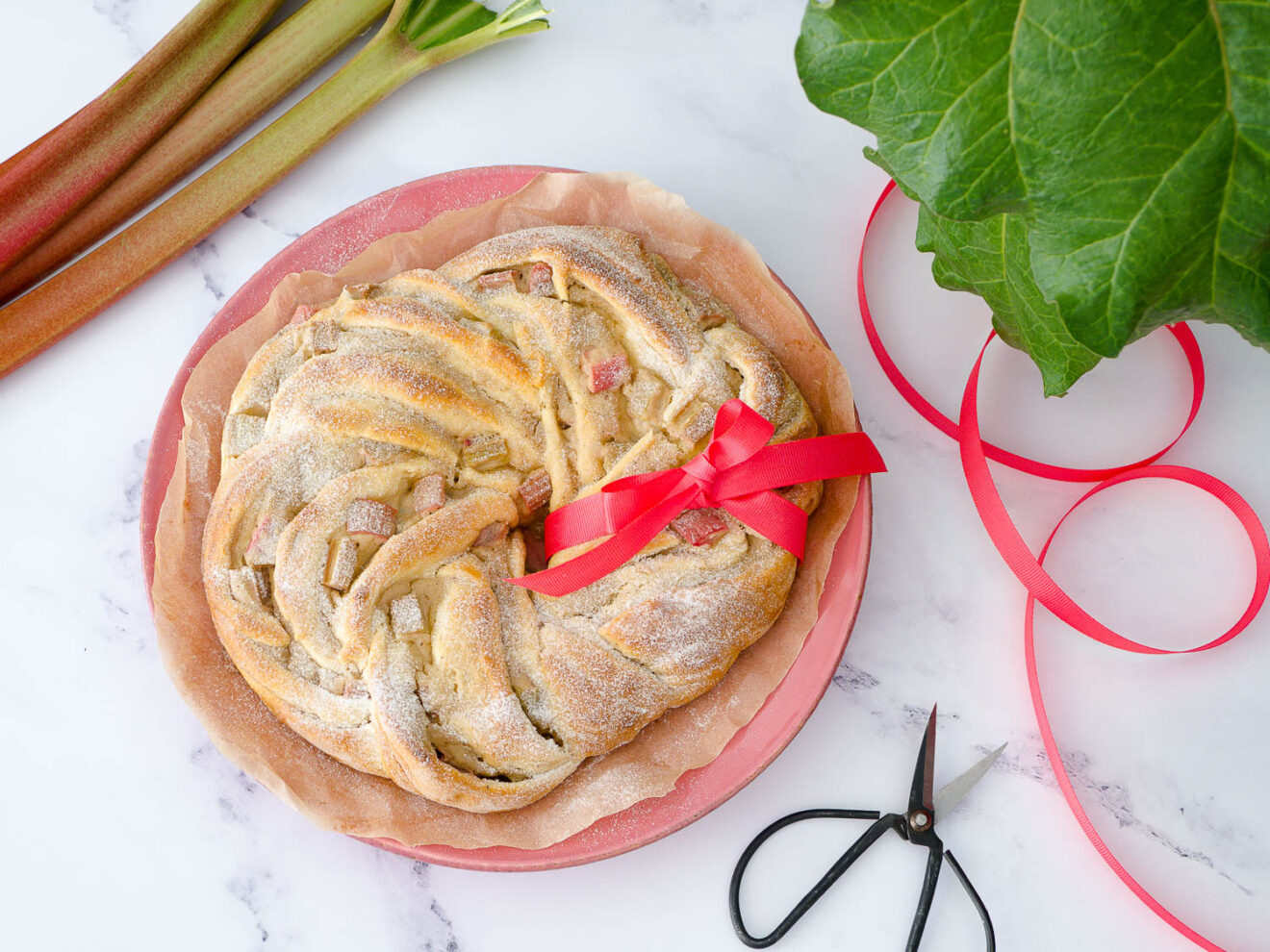 Schneller, veganer Dinkel-Rhabarberkranz mit Creamcheesefüllung ...