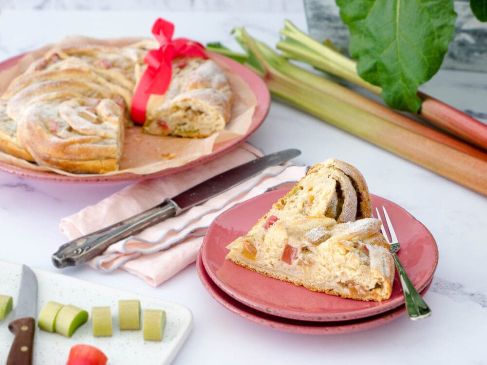 Schneller Dinkel-Rhabarberkranz mit Creamcheesefüllung