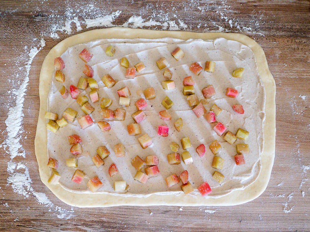 Schneller Dinkel-Rhabarberkranz mit Creamcheesefüllung Teigbearbeitung