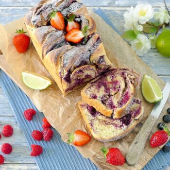 Sommerliche Dinkel Limetten-Babka mit Beeren-Mandel-Füllung