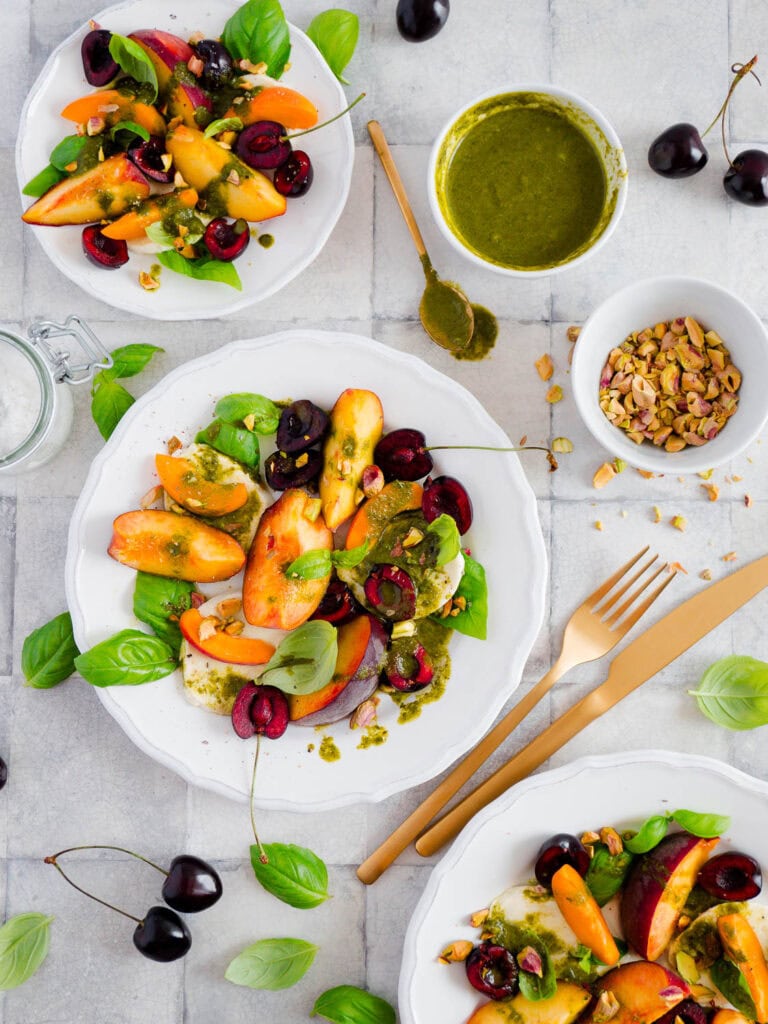 Veganer Caprese-Salat mit Steinfrüchten und Basilikum-Vinaigrette - sommerlich leicht und frisch