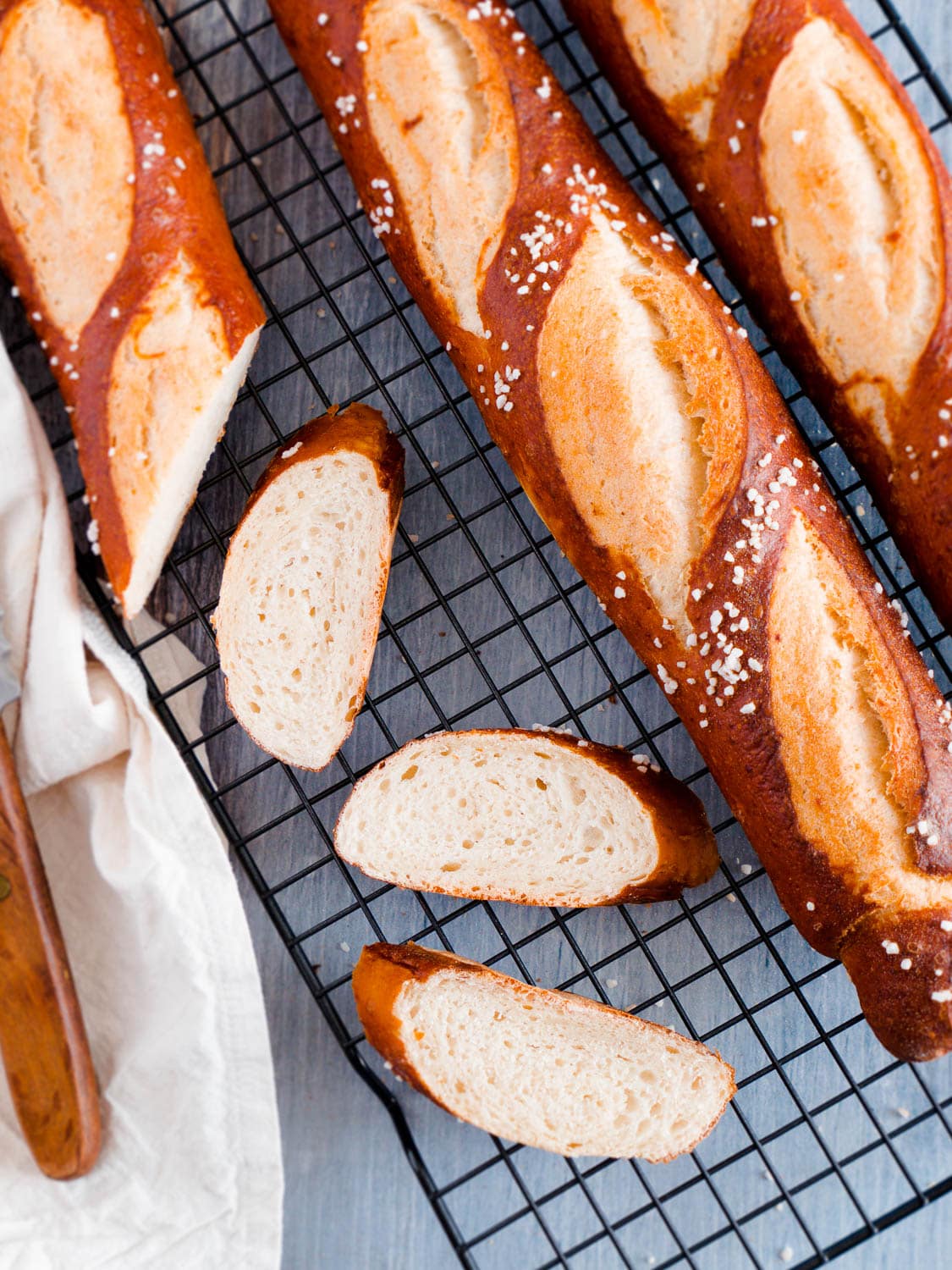 Vegane Dinkel-Laugenbaguettes einfach selber machen - Dinkelliebe