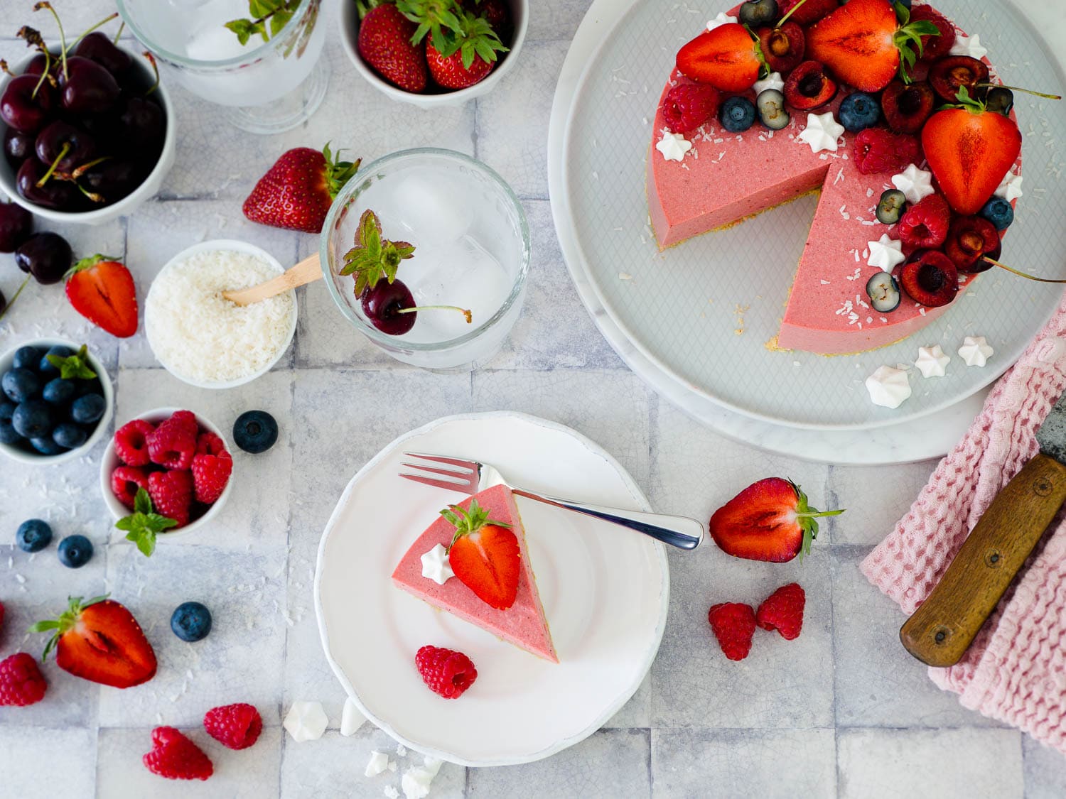 Veganer Erdbeer-Kühlschrankkuchen mit Quark und Keksboden - ohne Gelatine