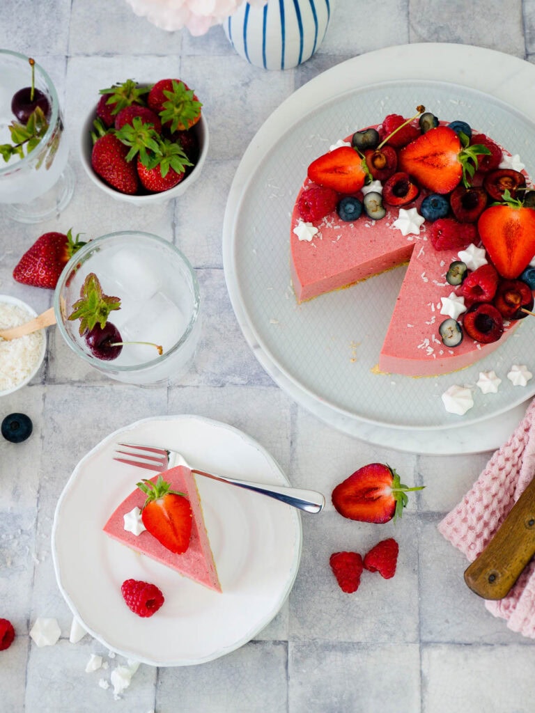 Vegane Erdbeermousse-Torte mit Quark und Keksboden - ohne Gelatine