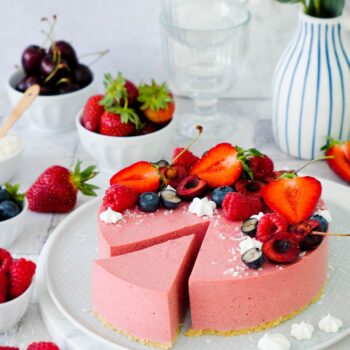 Einfaches Rezept für vegane No Bake Erdbeermousse-Torte ohne Backen