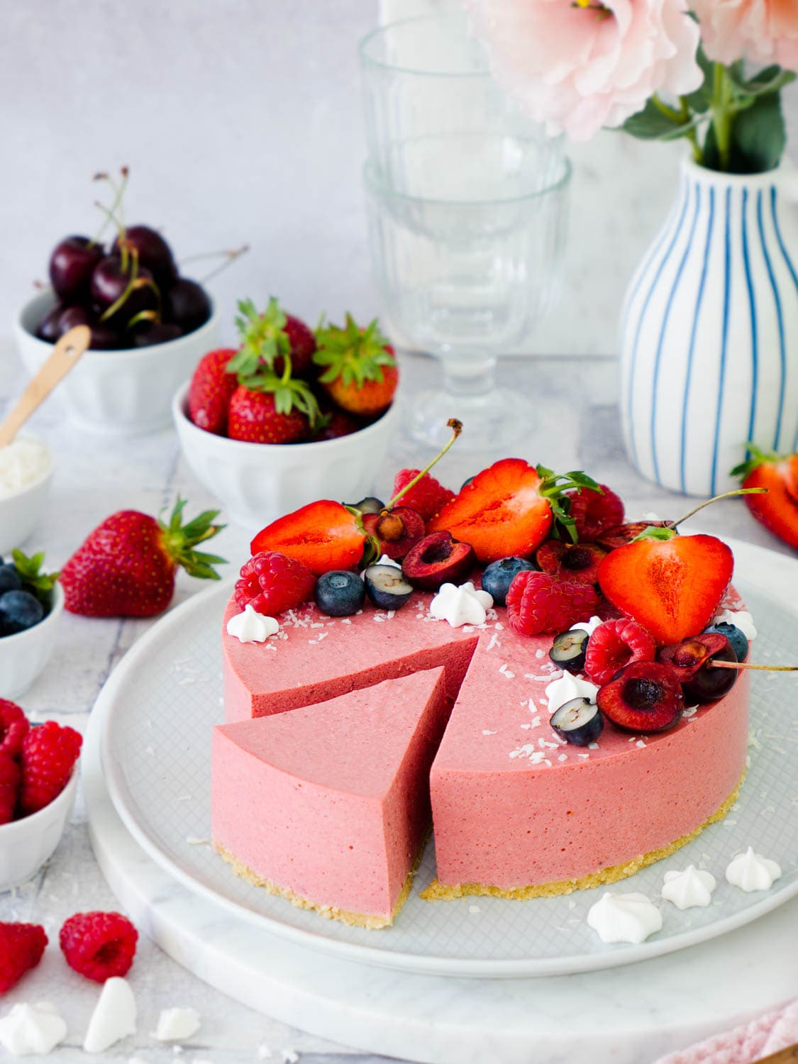 Einfaches Rezept für vegane No Bake Erdbeermousse-Torte ohne Backen
