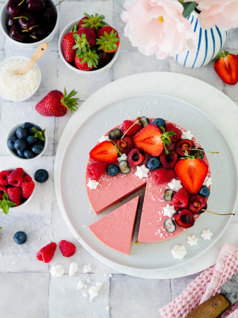 Vegane Erdbeermousse-Torte mit Quark und Keksboden - ohne Gelatine