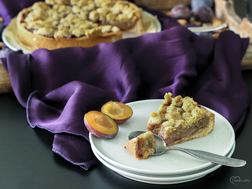 Zwetschgenkuchen mit Mandelstreuseln - Dinkelliebe